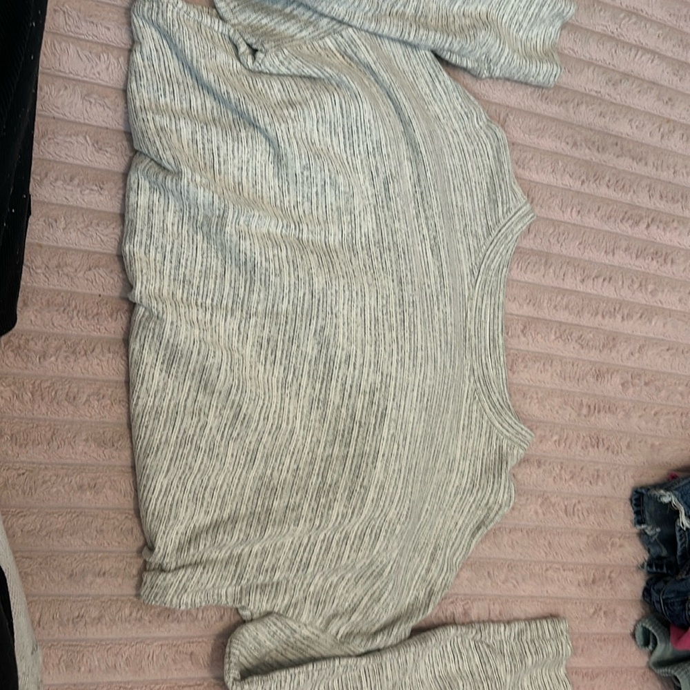 Grey Aerie sweater size medium